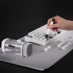 MA-KIT 3
/* Los contenedores de la galeria no encogian por debajo de su contenido y a
   320px la ficha desbordaba 77px (medido en MK320ES). Es el mismo
   min-width:auto de los hijos de grid que ya aparecio en el checkout: la
   media query si se aplicaba, lo que no cedia era el ancho minimo. Va al
   final del bloque para ganar la cascada. */
@media(max-width:420px){
  .gallery,.gallery-container,.gallery-main,.gallery-thumbs{min-width:0;max-width:100%}
  .gallery-main{padding:10px}
  .gallery-img{max-width:100%;height:auto}
}
